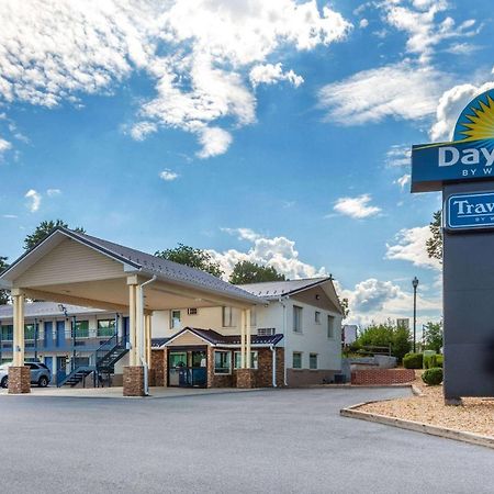 Days Inn By Wyndham Charles Town Buitenkant foto