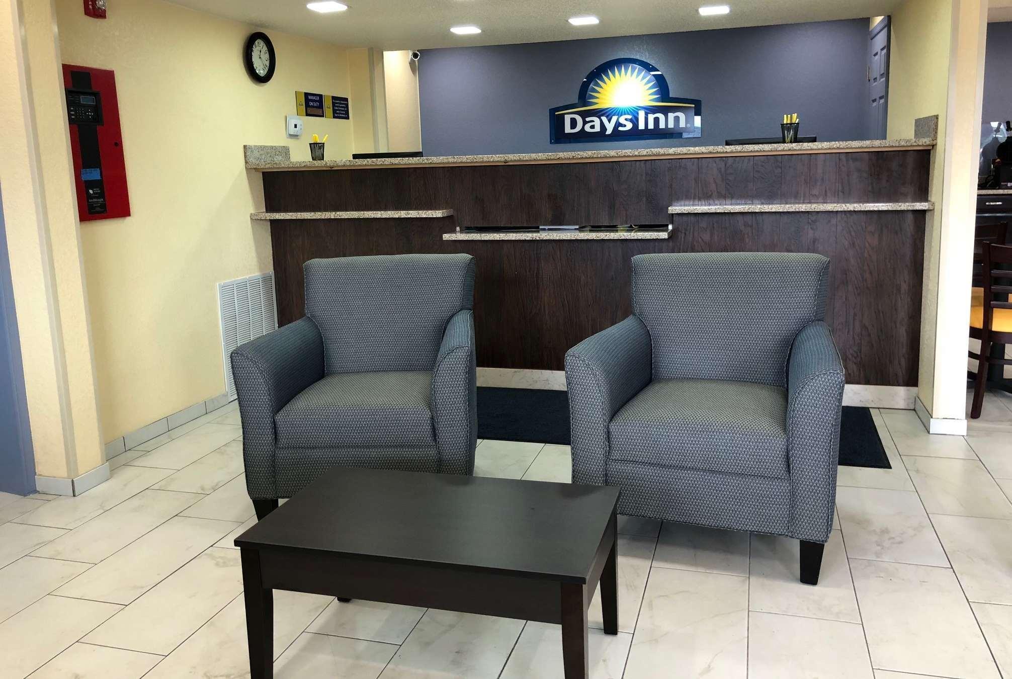 Days Inn By Wyndham Charles Town Buitenkant foto