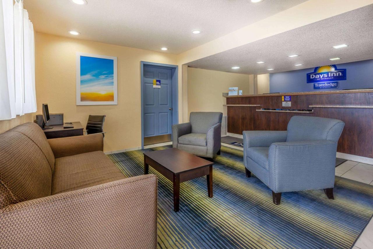 Days Inn By Wyndham Charles Town Buitenkant foto