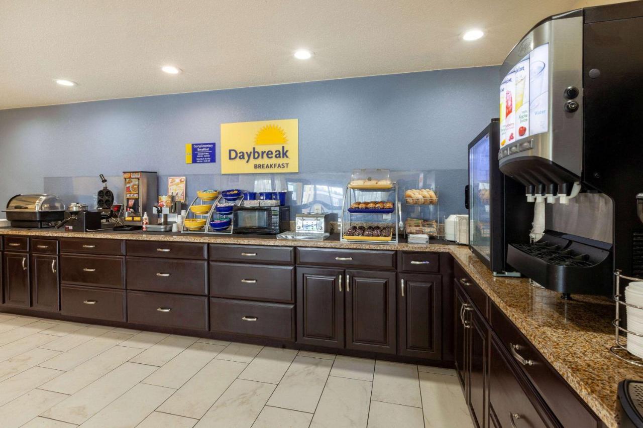 Days Inn By Wyndham Charles Town Buitenkant foto