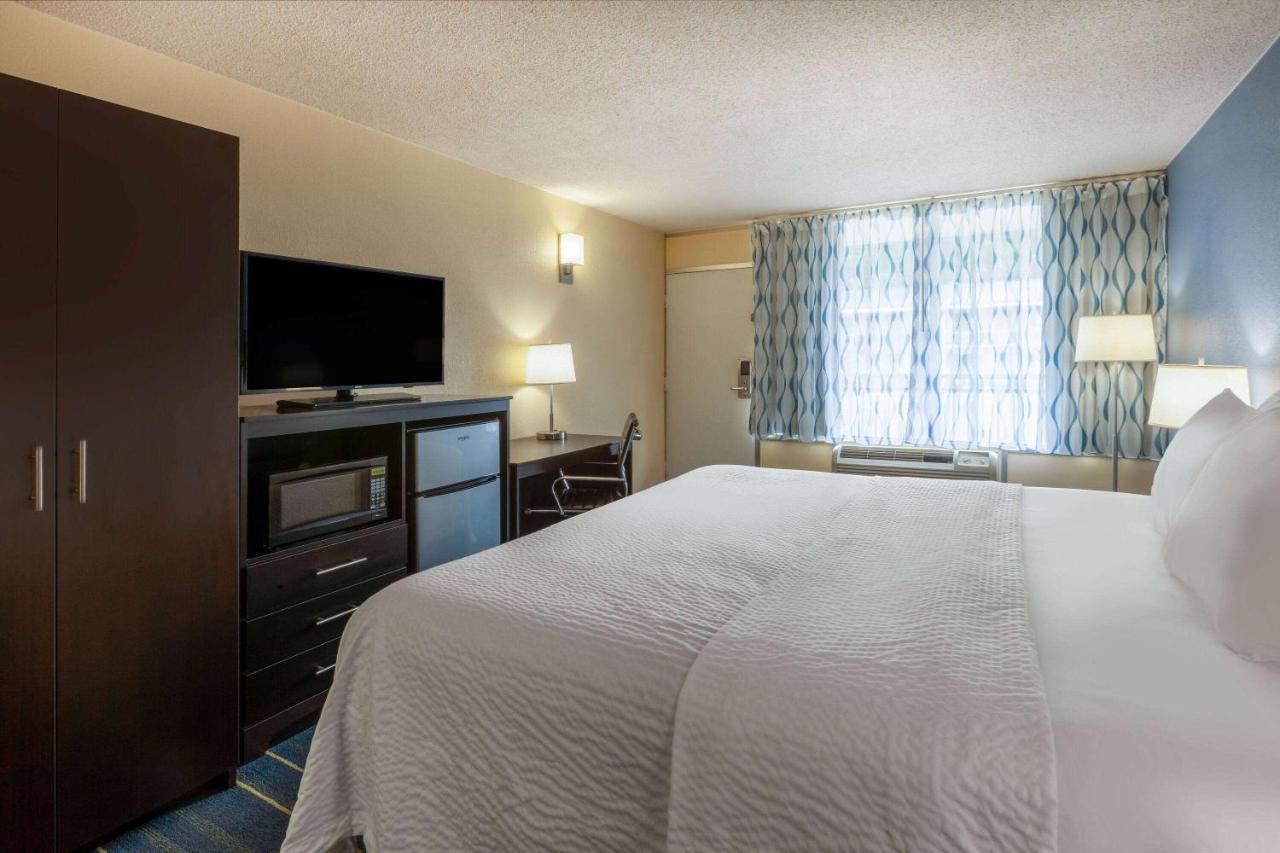 Days Inn By Wyndham Charles Town Buitenkant foto