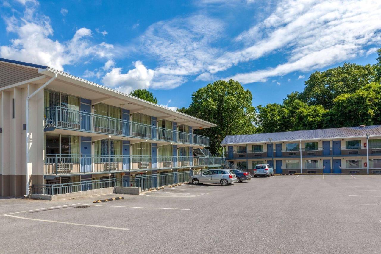 Days Inn By Wyndham Charles Town Buitenkant foto