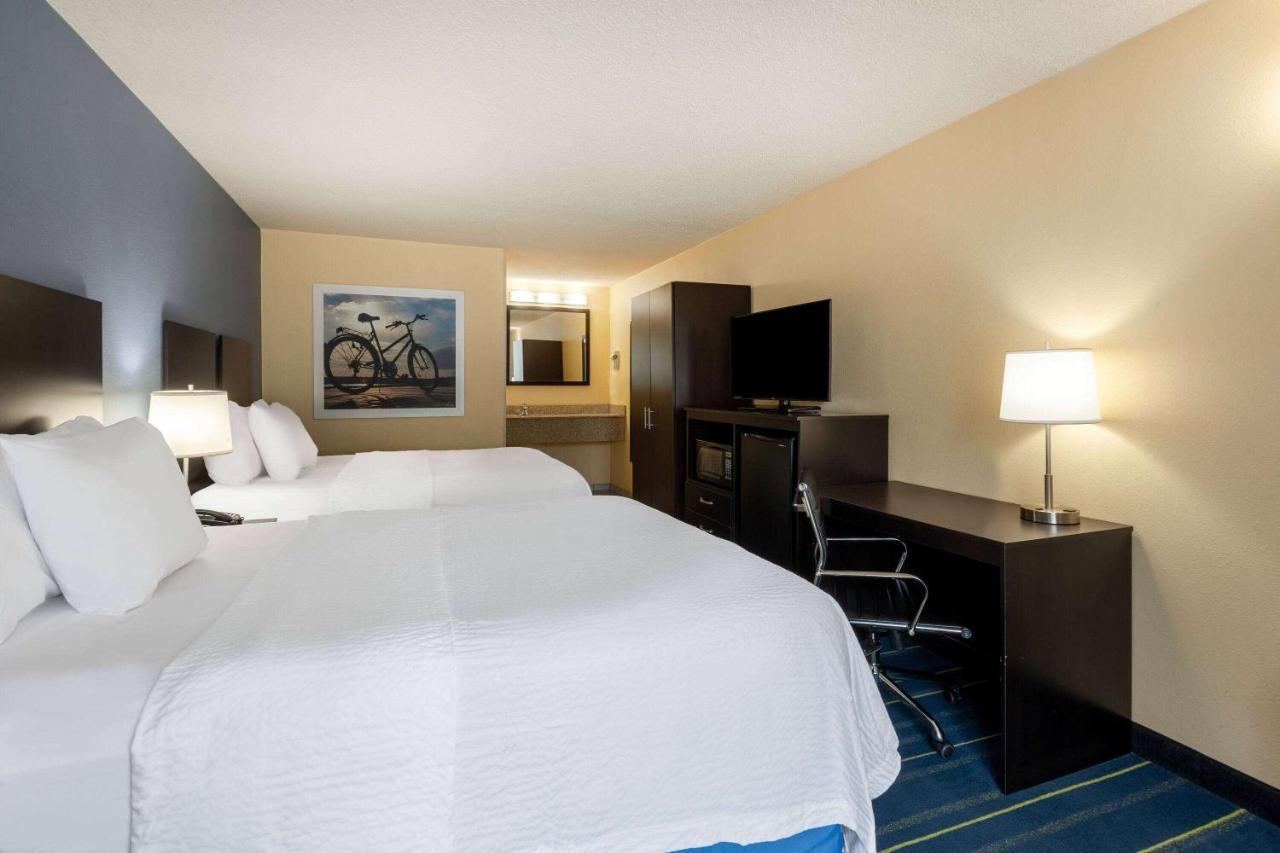Days Inn By Wyndham Charles Town Buitenkant foto