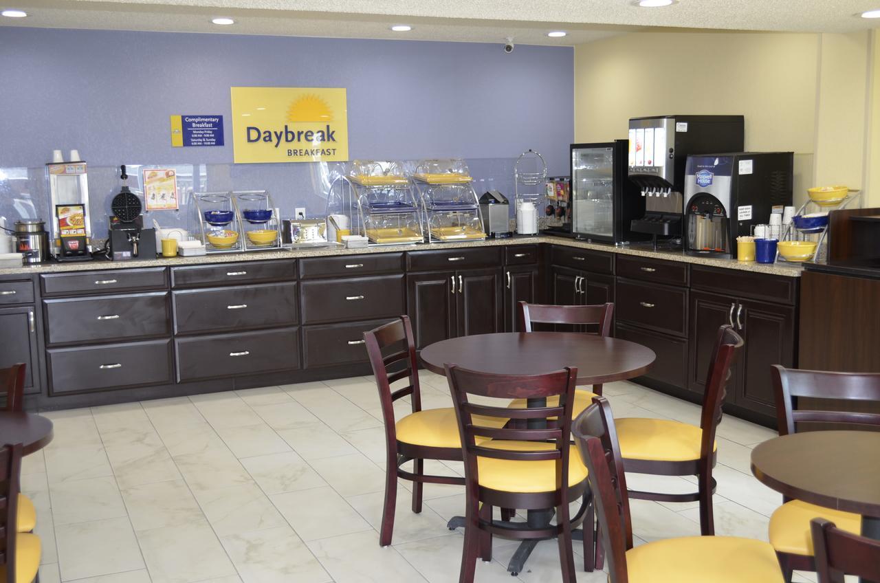 Days Inn By Wyndham Charles Town Buitenkant foto