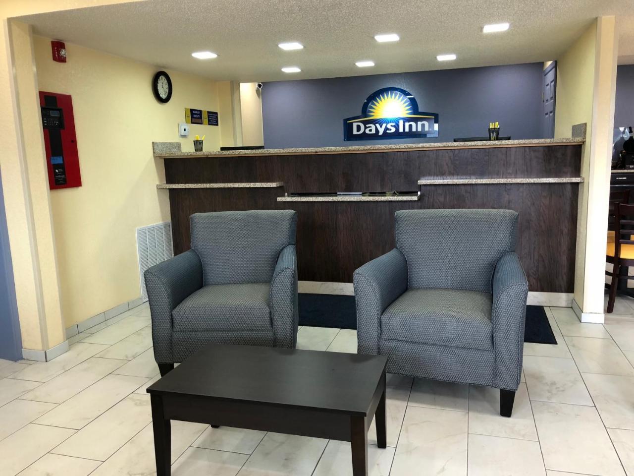 Days Inn By Wyndham Charles Town Buitenkant foto